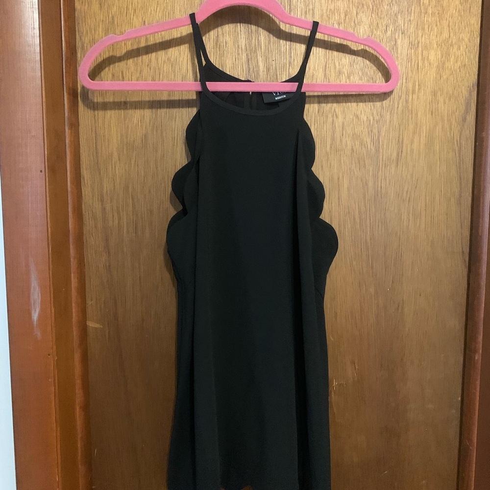 NWOT Vici scalloped black top